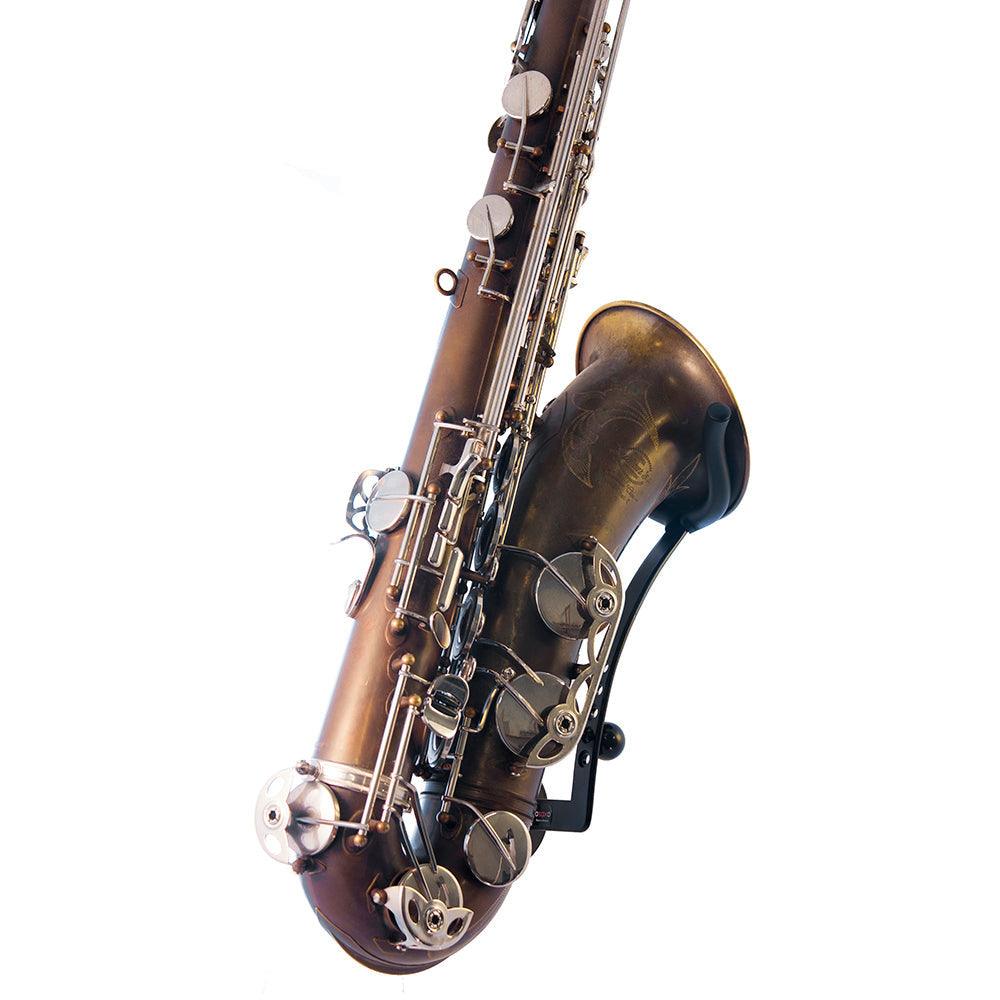 angled view of System 54 tenor saxophone in Sisco Kit wallmount by Locoparasaxo.com