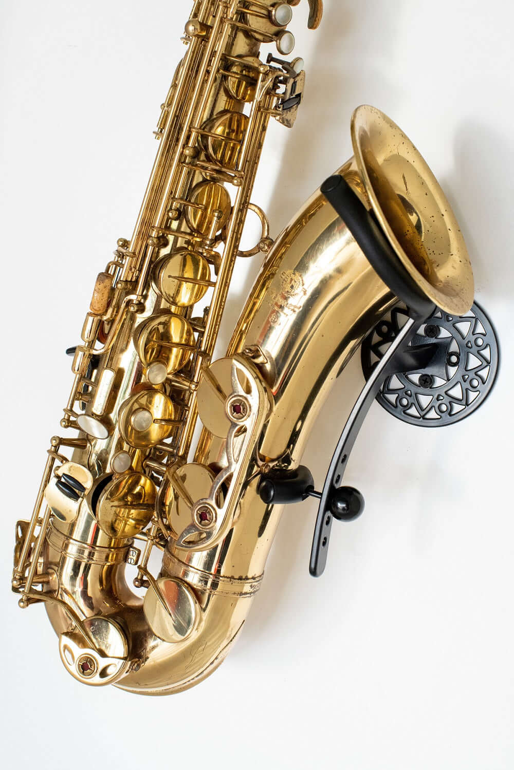 gold tenor sax  in black locoparasaxo wall stand aztec 