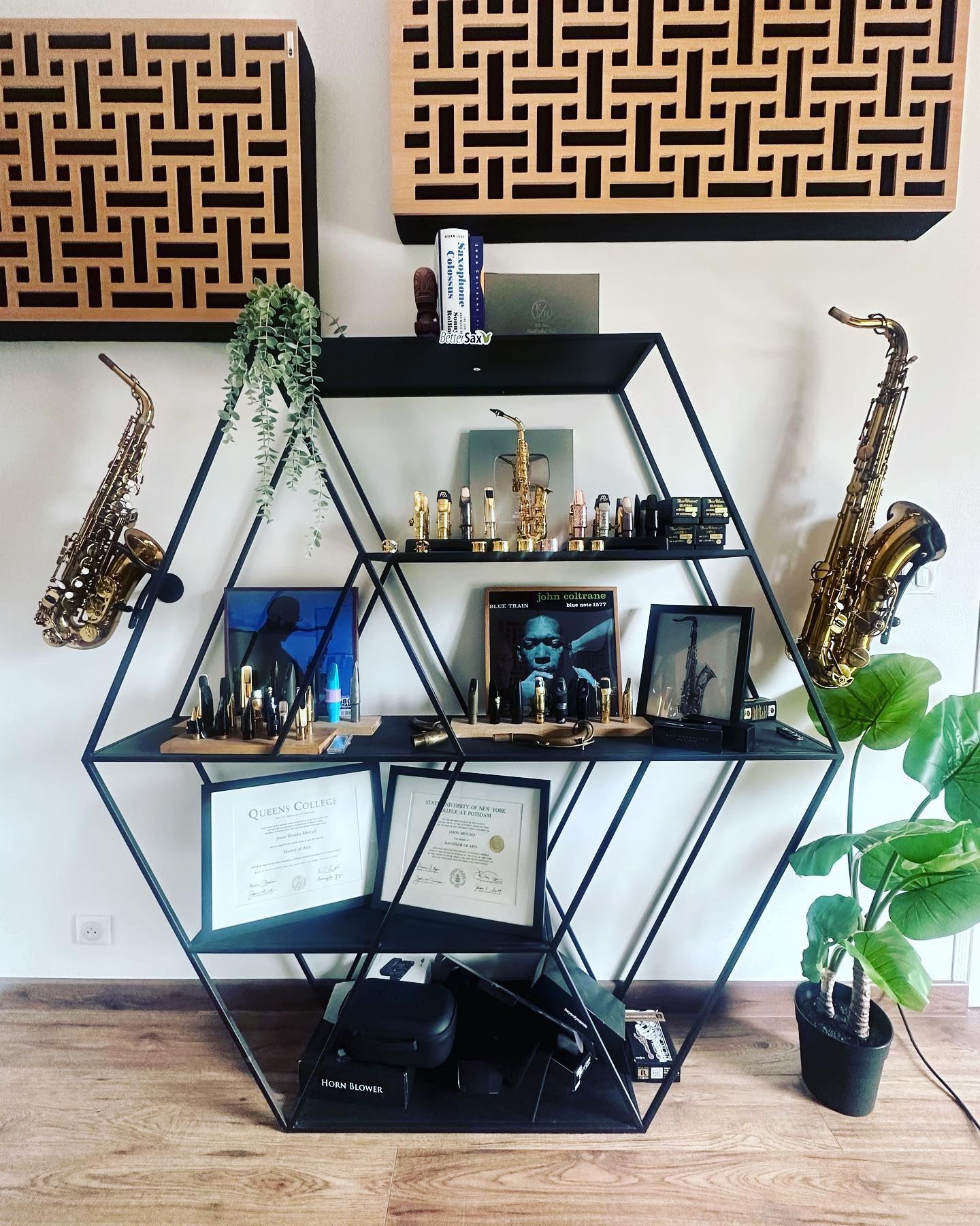 BetterSax Jay Metcalfs Shrine for music flanked by saxophones in wallmounts Locoparasaxo
