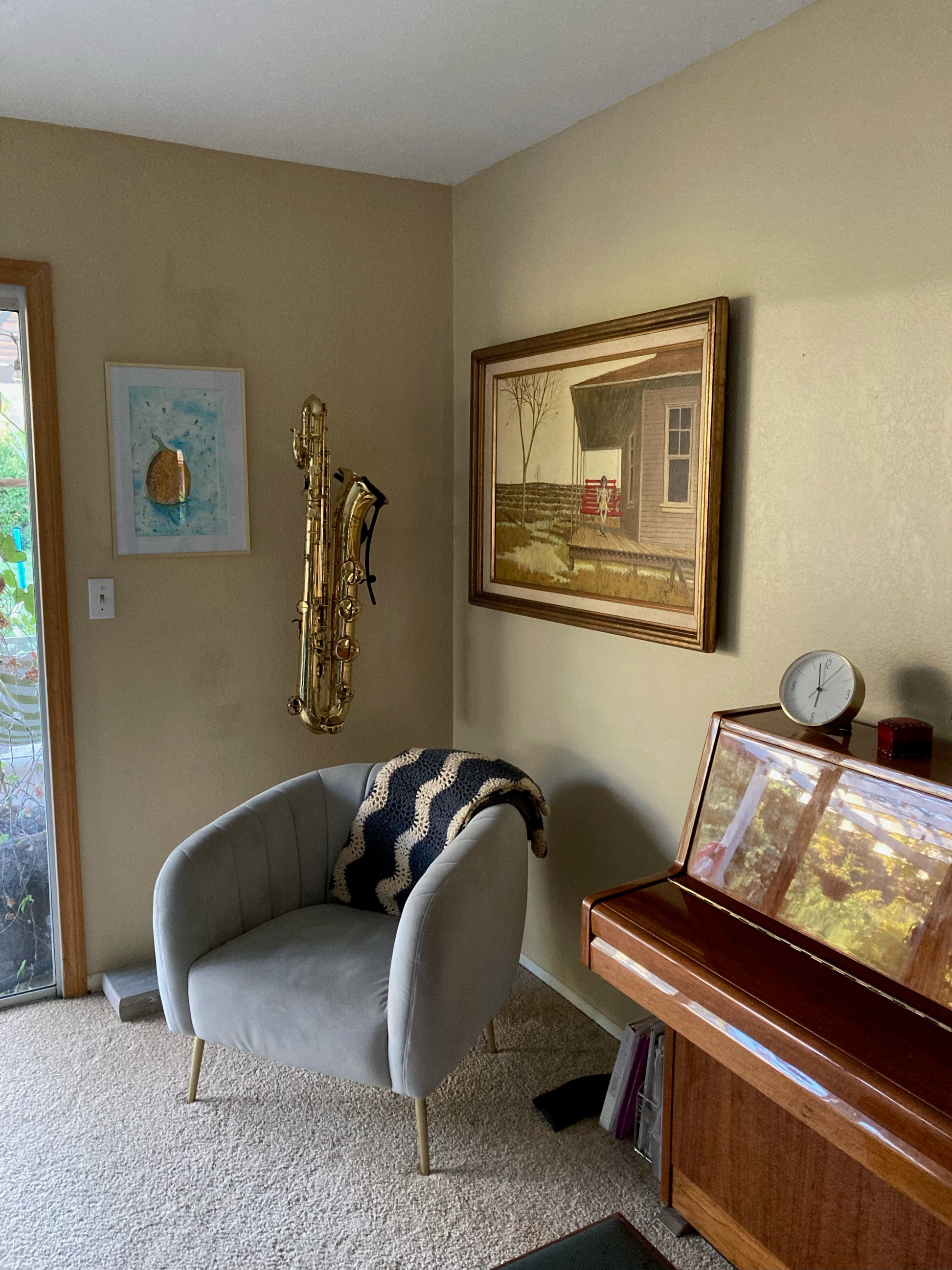 baritone saxophone in wallmount in cosy livingroom customer Locoparasaxo