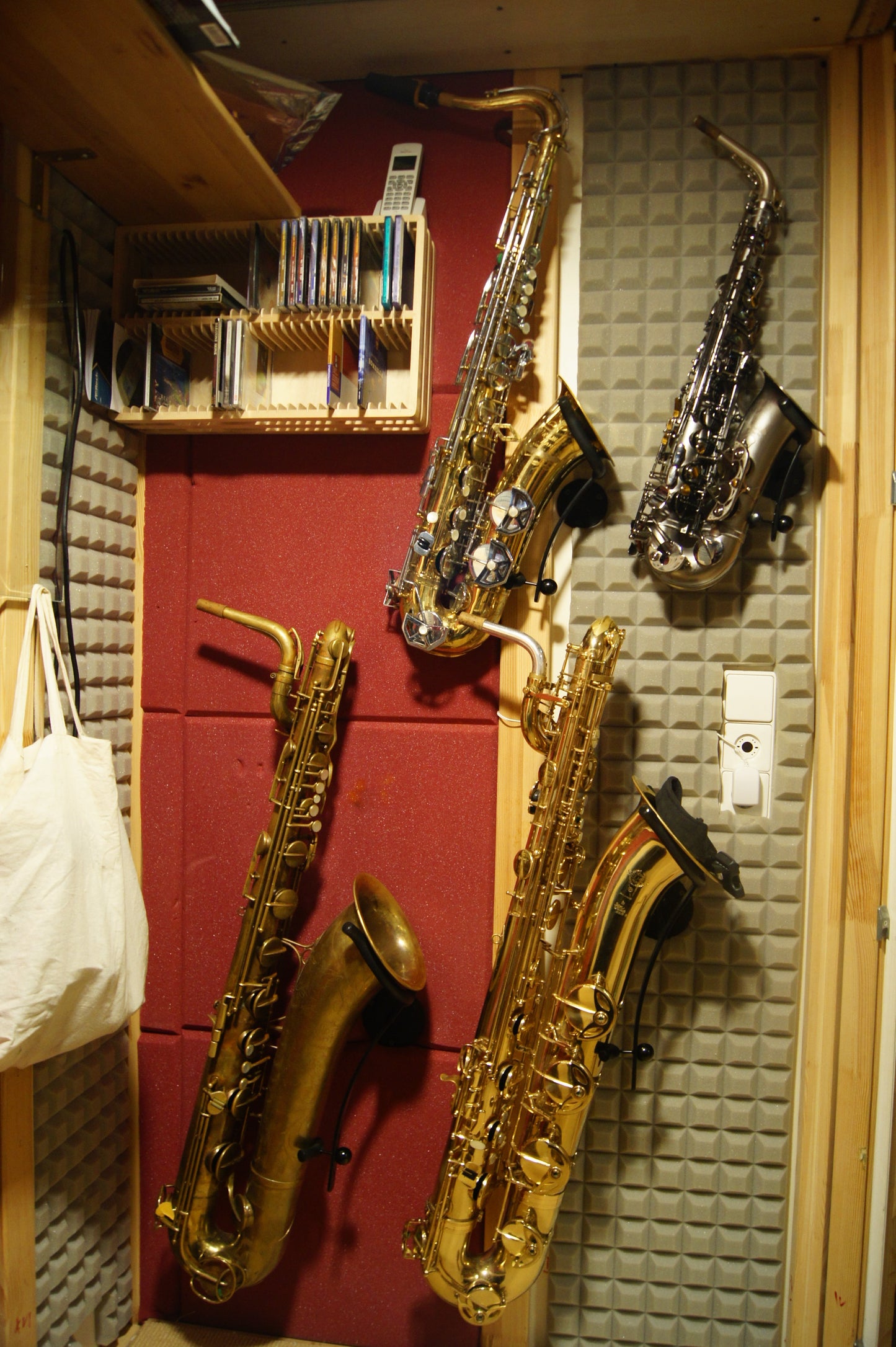 studio wall with four saxophones close together in Locoparasaxo wallmounts