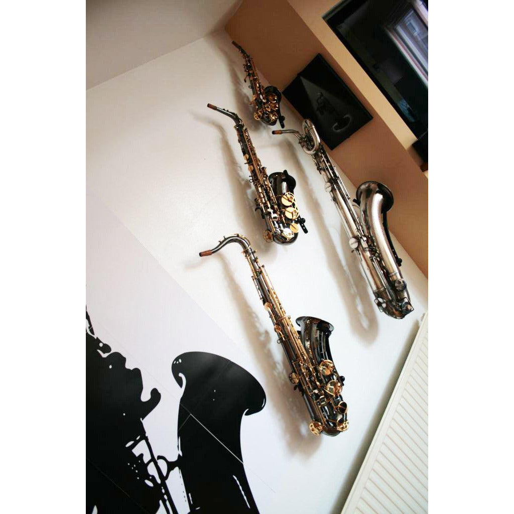 cusomer made mural of sax player next to collection of saxophnes displayed in Locoparasaxo wall-mounted stands