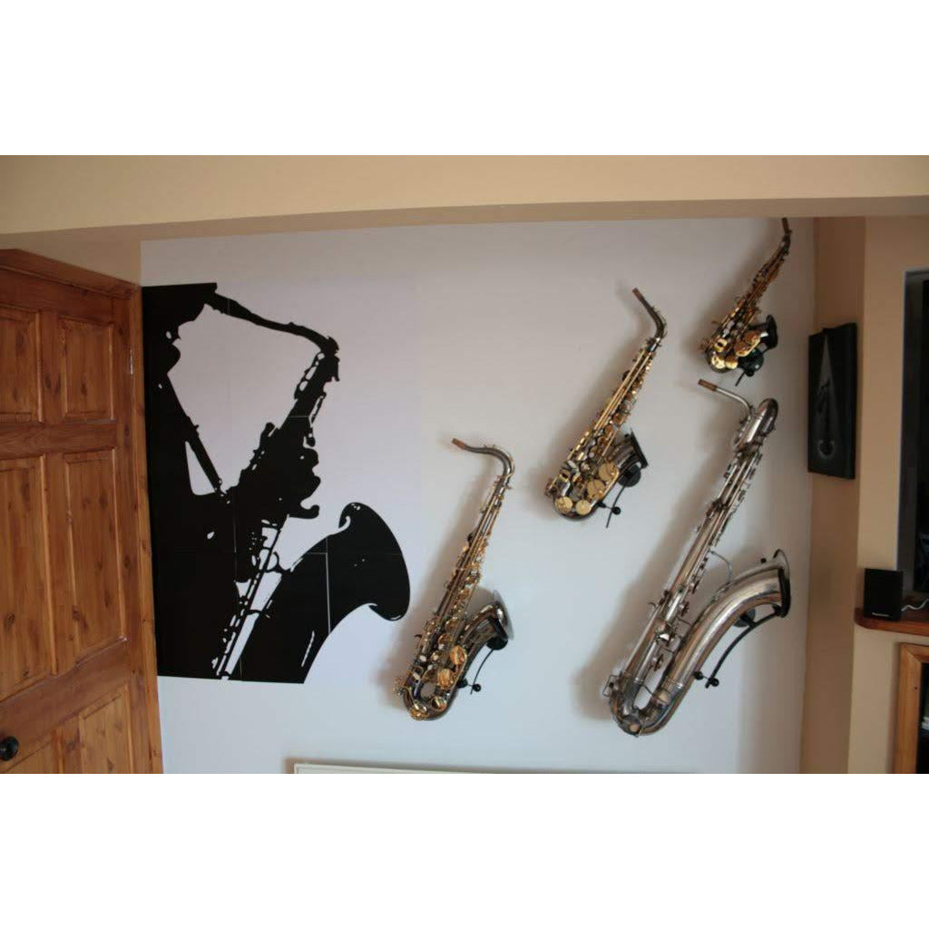 livingroom wall with sax player mural and 4 saxophones in wallmounted stands by Locoparasaxo