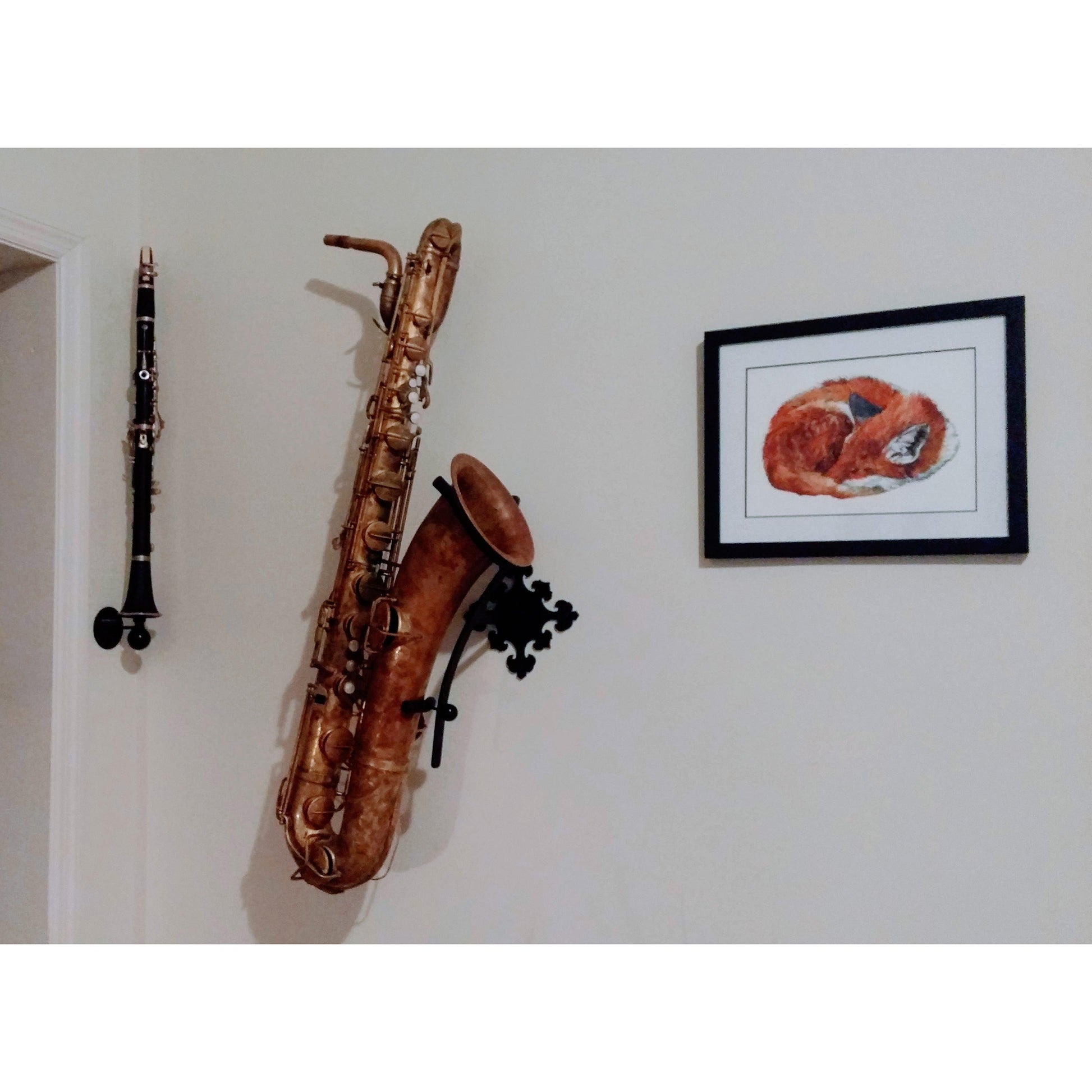 baritone saxophone and clarinet in wallmounted stands by Locoparasaxo